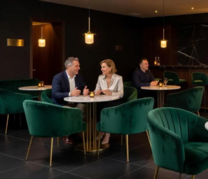 Elegáns bisztró belső, modern világítással és bárpulttal